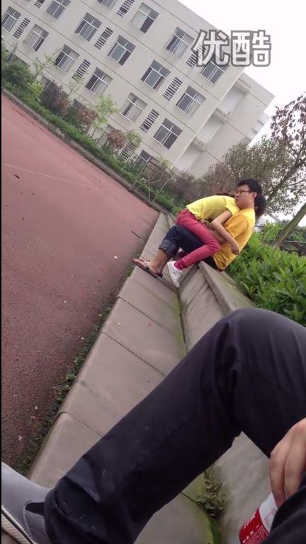 公园里女学生坐在男同学大腿上亲热欲求不满当众做出这种事来