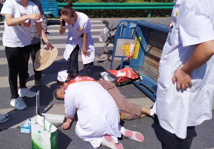 临泉泉河医院丨你跪地救人的样子真好看