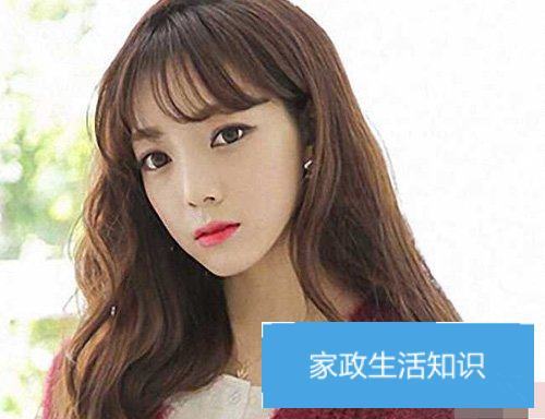 2019年大众脸女生精剪斜刘海发恰当配搭脸型的女生中长发造型