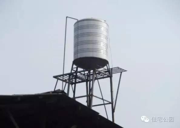 然后先做一个蓄水池或者打一口井,将蓄水池或者井水直接抽楼顶水箱里