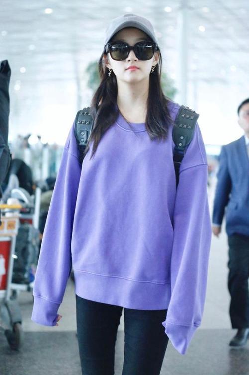 关晓彤的衣品太好了!oversize卫衣搭配紧身裤,简约又显帅酷感