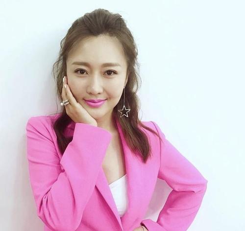 潘长江女儿潘阳"圆脸变长脸",容貌气质大变样,已完全认不出!