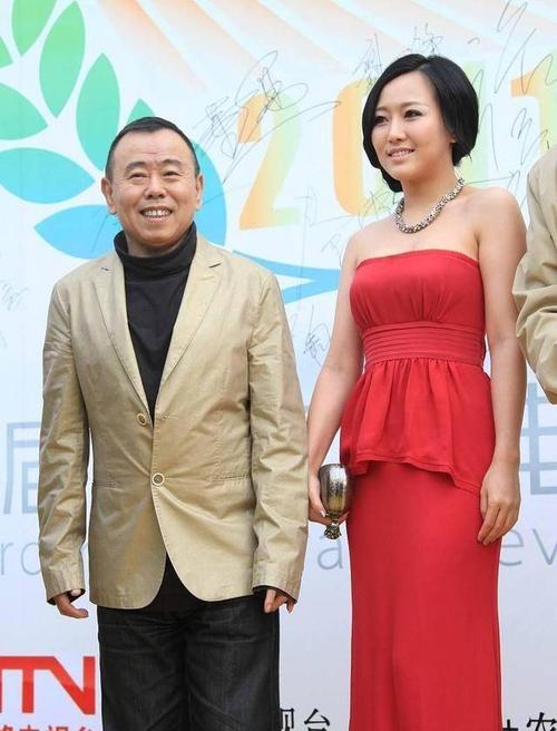 潘长江女儿潘阳虽然瘦却不柴,穿红色抹胸秀曲线,但拜拜肉挺突兀