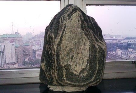 这一方泰山石静静矗立在办公室的窗台上