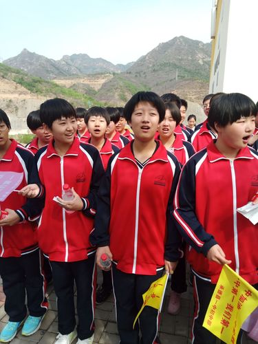 2019年5月8日,伴随着和煦的阳光,承德县一中初中部全体师生赴承德县
