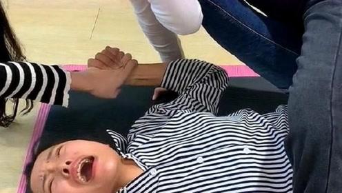 体操里面最基本的拉伸压腿,小女孩差点就哭了,这也太疼了!