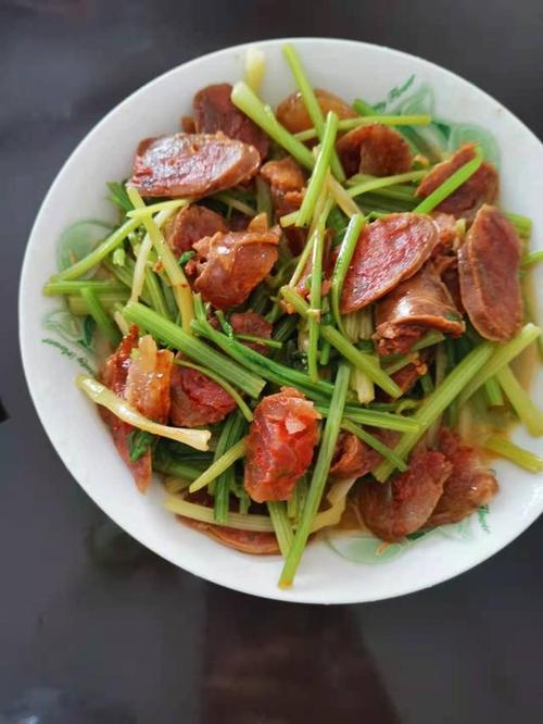 家常芹菜炒腊肠