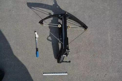 可恶!用弓弩毒针偷狗 被抓后还威胁要射保安