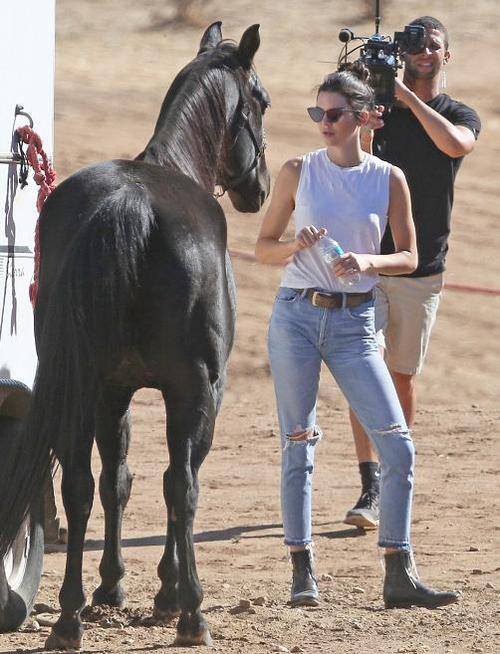 肯豆骑马装真清凉受变性爸爸影响爱骑马儿时还嫉妒金小妹