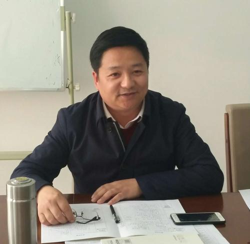 府谷县第三中学副校长张利如做德育工作交流发言