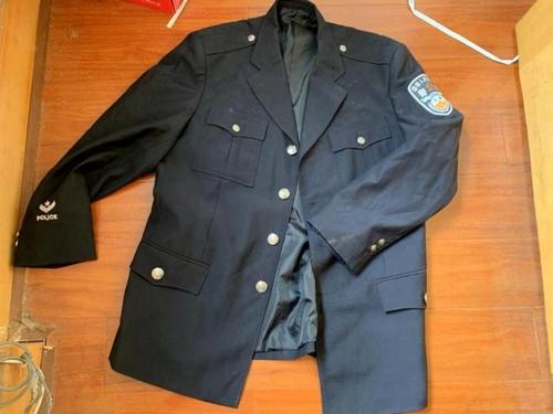 有些衣服不能随便卖!售卖人民警察制式服装,摊主被拘留三日