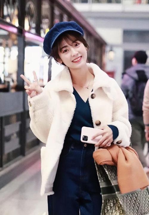 头一次见邢菲穿"抹胸",一身粉色羽毛纱裙,看着也太仙