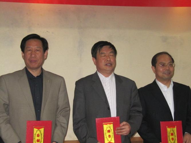 丁纬国(新乐市民政局局长) 会长:默延杰 副会长:谢辉,宁利民,李栓红