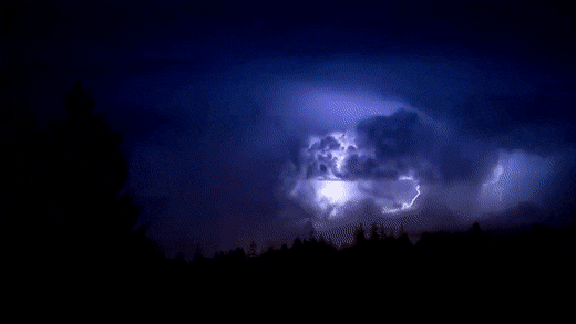 多地开启电闪雷鸣模式,"渡劫"的道友究竟是何方神圣?