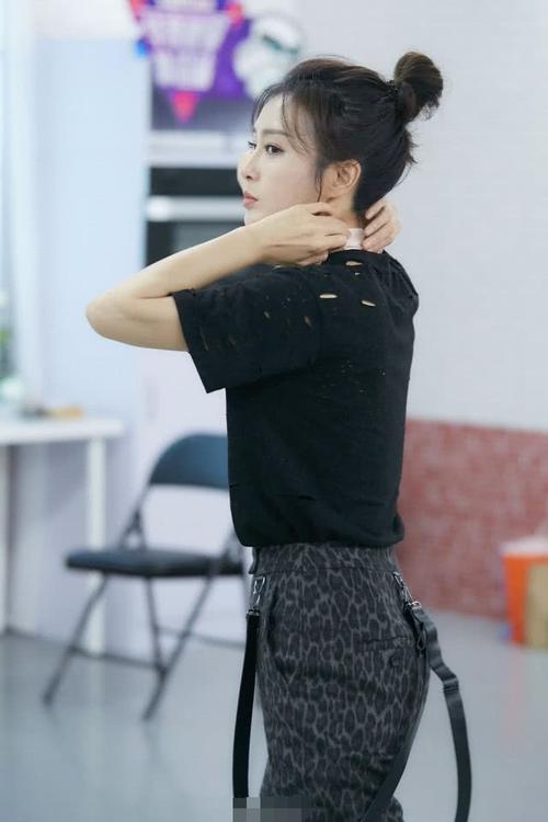 秦岚对外公开的绝对身高是165cm,在女星中也算不得很高,但是她的