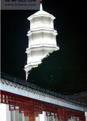 福州乌塔白塔亮起华灯