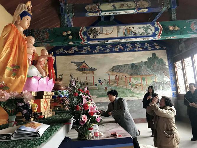 曹继丹女士(曹锟之孙女)到保定抱阳山华严寺礼拜参观