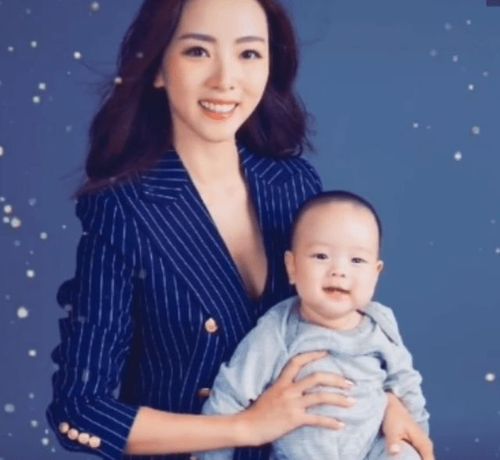 央视主持李思思晒跳舞照!穿透视上衣皮肤白,手上绿宝石戒指吸睛