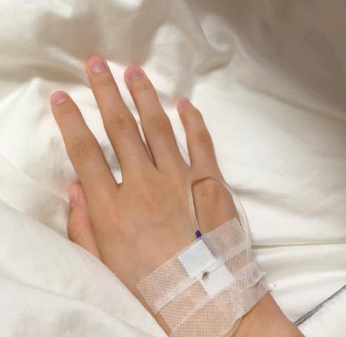 艾比出差又生病,看到打针的细节后,像极了小姐姐的手!