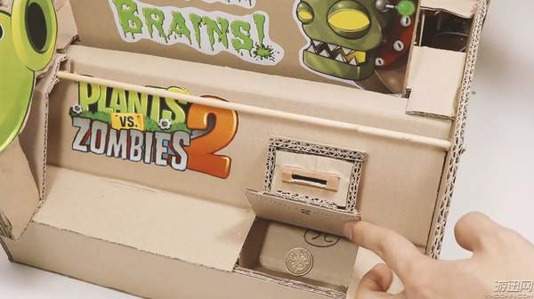 大神diy《植物大战僵尸》游戏机 纸板做的僵尸你怕吗?