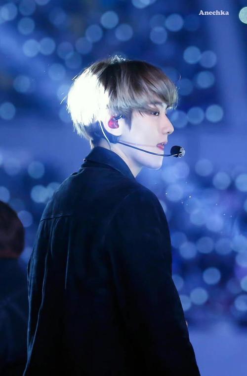 图楼边伯贤侧脸