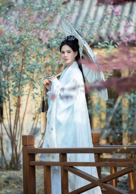 梦回小龙女54岁李若彤穿古装射箭吹笛又美又飒