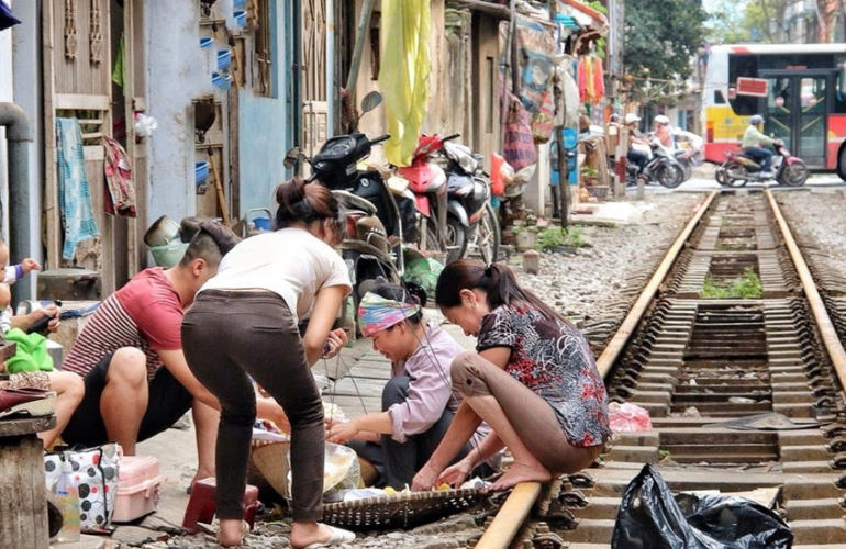 环游越南老街市,当地越南人在火车道两旁附近生活