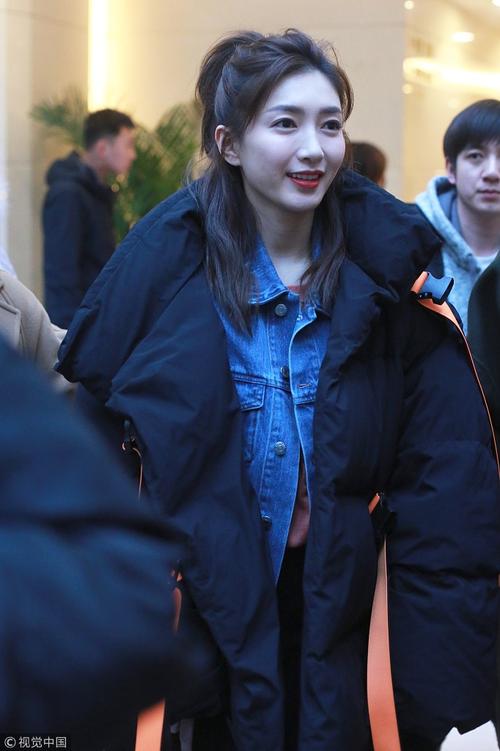组图:江疏影现身春晚彩排 黑外套牛仔内搭笑容甜美