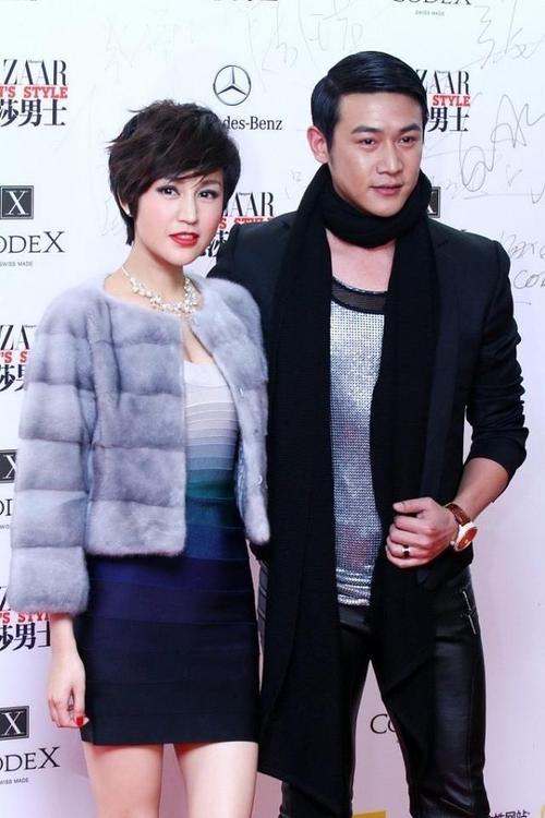 陆毅带老婆亮相活动油头配皮裤变中年油腻男鲍蕾倒挺有贵妇范