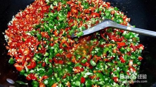 腌制时需要准备新鲜红辣椒400克,青椒六个,大蒜适量,生姜一块,食用盐