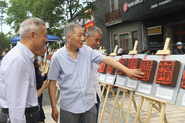 篆刻作品尺寸均为20厘米见方,5厘米厚,内容从"觉醒年代"到"实现"中国