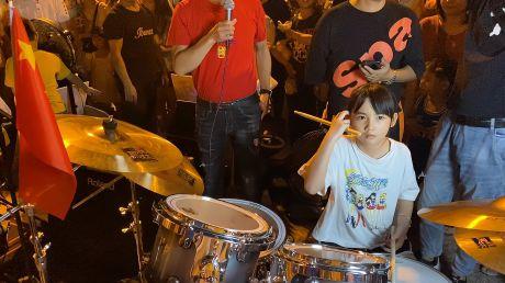 妞妞户外架子鼓演奏《酒醉的蝴蝶》太棒啦