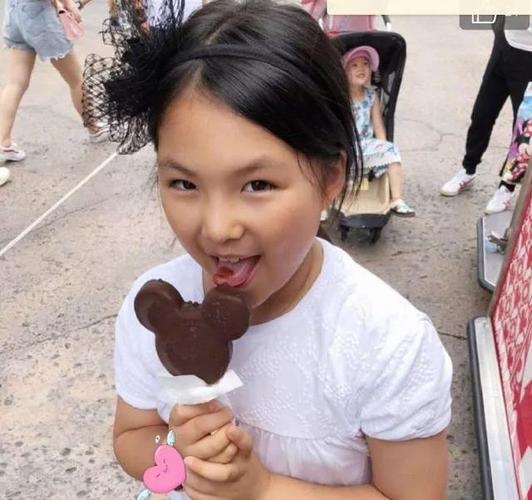 王诗龄今年已经9岁成小姑娘了 妈妈李湘当然是更喜欢