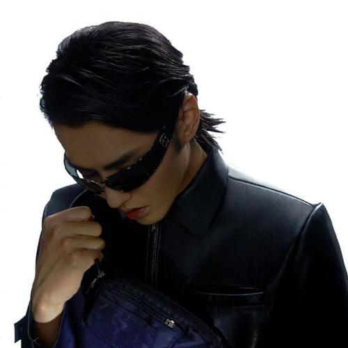 吴亦凡微博更换新头像!酷似执行秘密任务的黑衣人凡