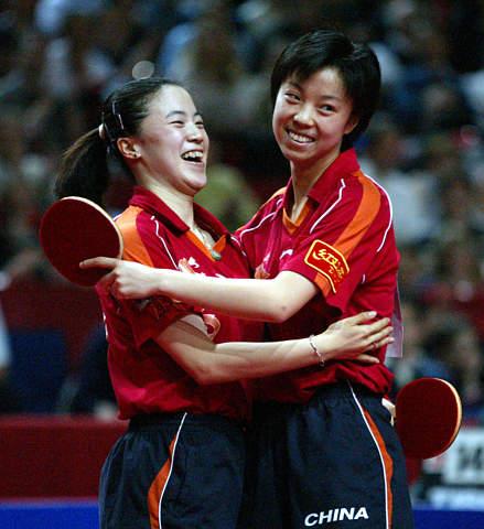 图文-世乒赛女双夺冠 王楠张怡宁笑容显现性格差异