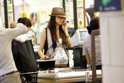 胡静亲证怀孕4个月 紧身衣露大肚逛街[组图]