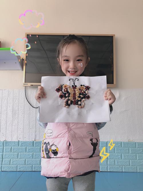 开心宝贝幼儿园大二班——秋韵无限《豆子粘贴画》
