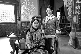 还有人找出了历史上真正的慈禧太后的照片和剧照相对比,然后感叹"扮相