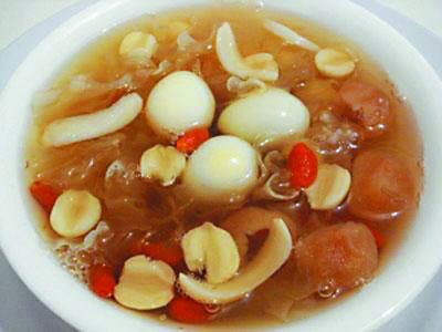 清暑枸杞五味汤:枸杞子,五味子各12克,甘草9克,洗净放入砂锅加