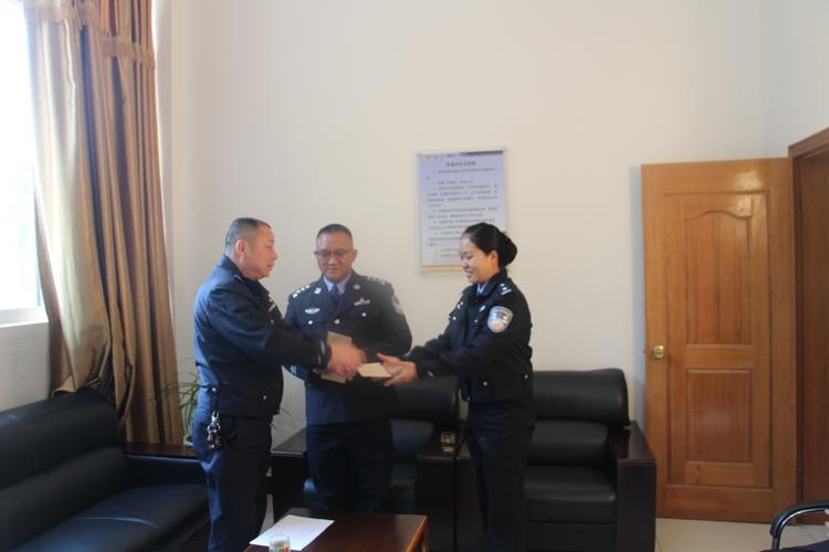 陈林副支队长一行到西盟县公安局慰问困难民警
