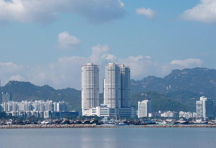 图为珠海三海大厦,被誉为"珠海最漂亮烂尾楼",由于其包括金海楼,银海