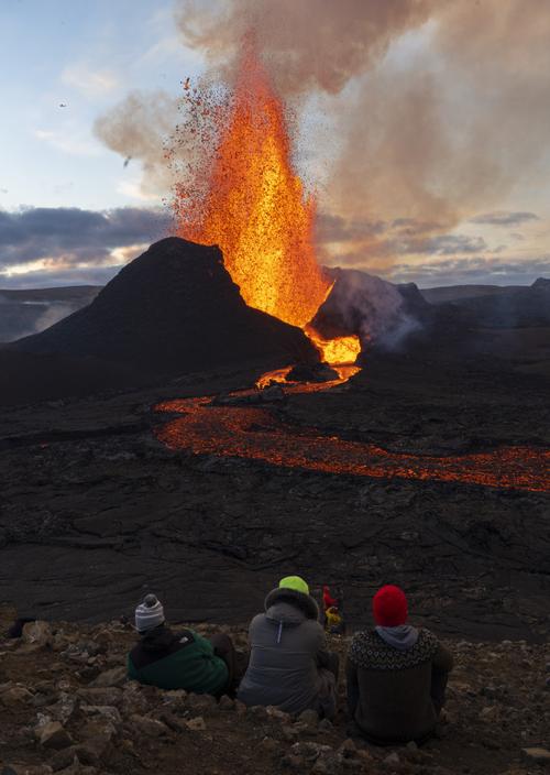 外代一线冰岛火山岩浆喷涌