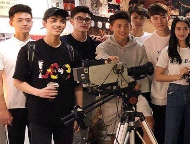 吴磊抱怨在北电没人追他,看完他和舍友的合影,终于信