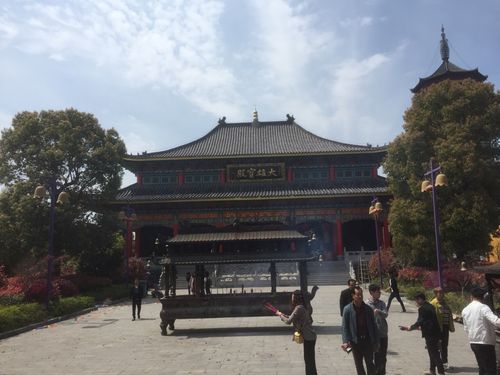 参观完万年不台后可以过桥直接走到寺院,外面的牌匾介绍它已经有差不