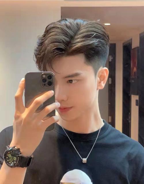 原创男士发型怎么剪才帅气两侧推短三七分不连接效果都不错