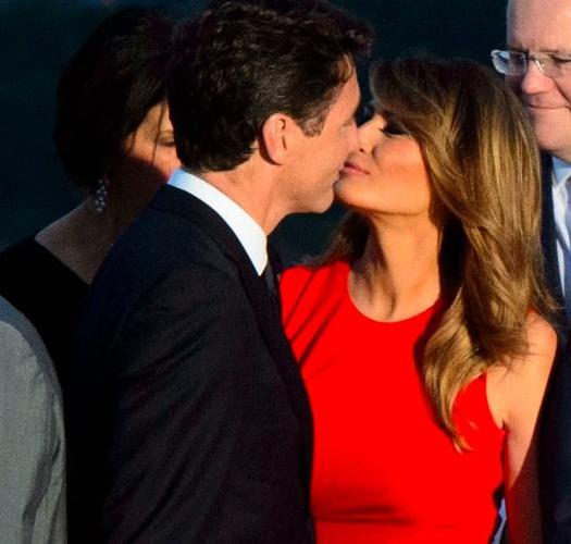 马克龙与梅拉尼娅寒暄,紧握其手目光诚挚,英媒调侃:太