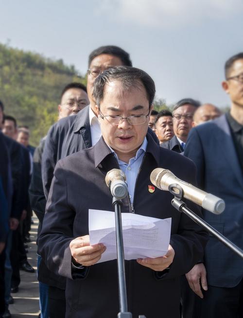 赫章县举行党史学习教育清明祭奠烈士活动