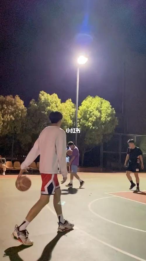 打篮球的男高中生_篮球_球鞋_190_运动健身_运动