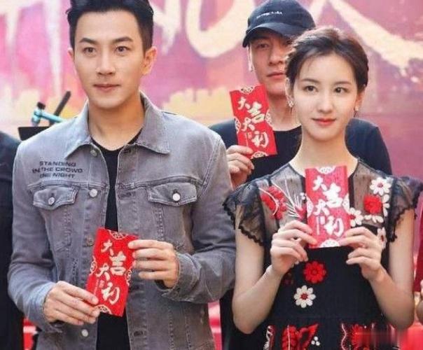 原创刘恺威离婚后变帅了和小19岁陈都灵穿情侣装路人镜头下真般配