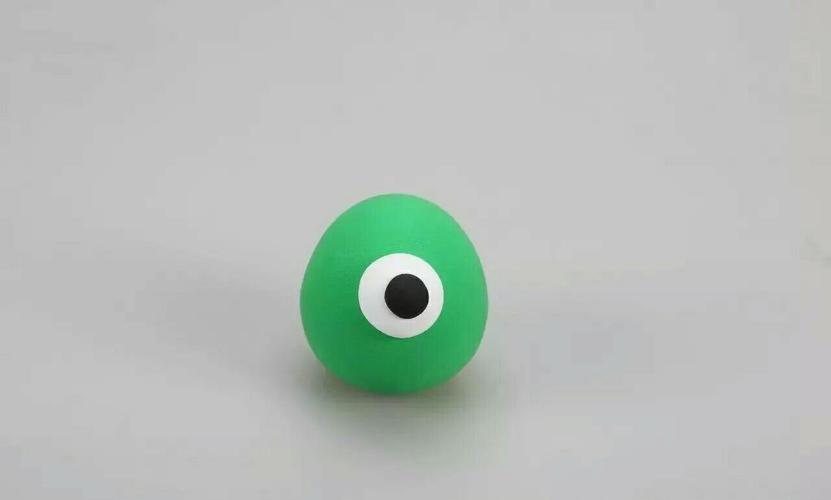 取一点黑色的橡皮泥揉成小圆形做小怪物的黑眼球.